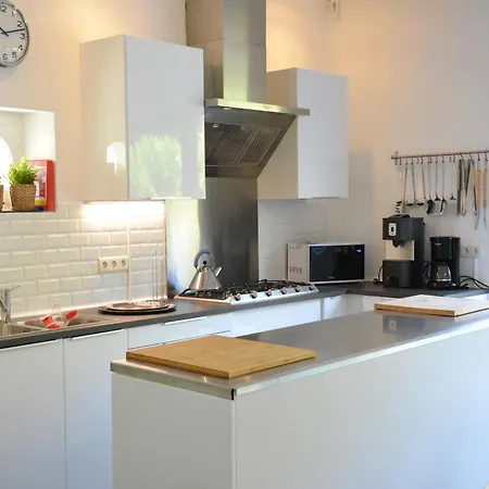 Family Retreat, Forested Anhee, Cleaning Included Holiday home